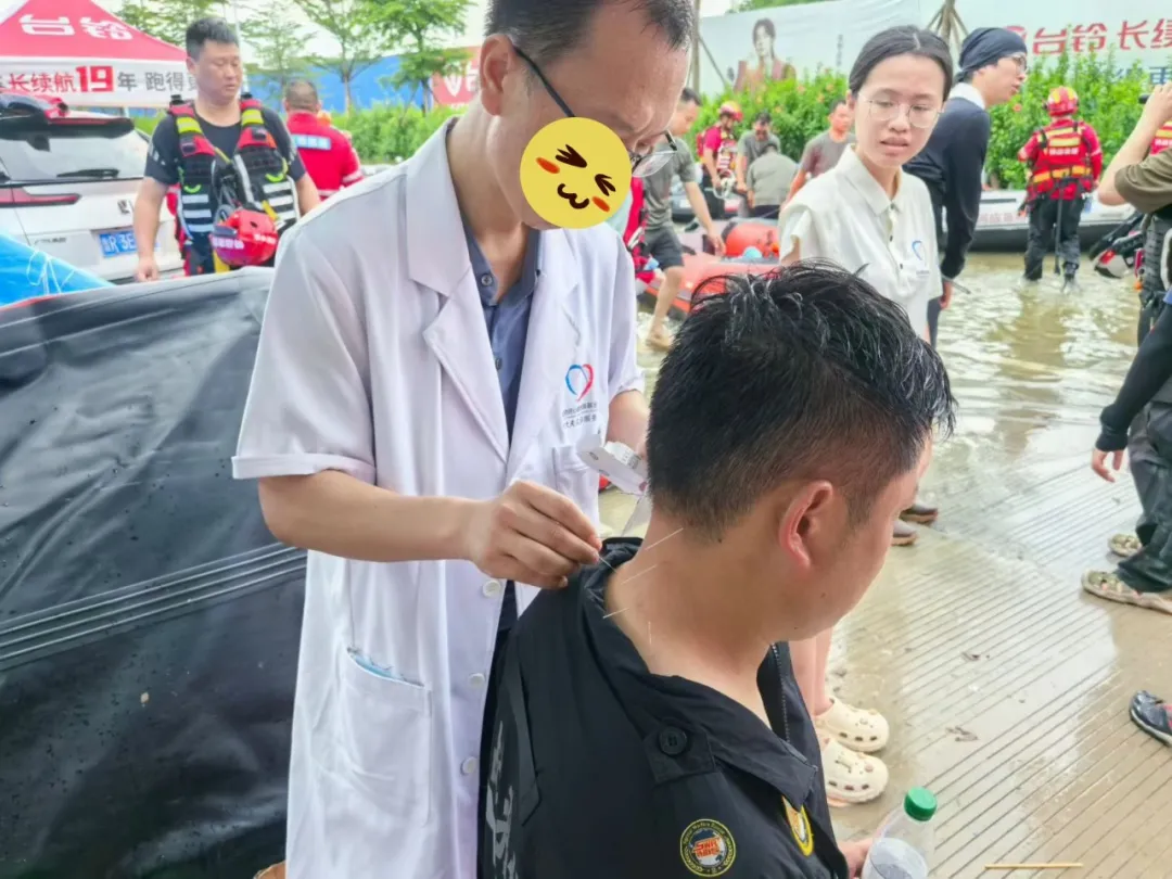 A Feng providing acupuncture treatment during flood relief operations in Guigang, Guangxi