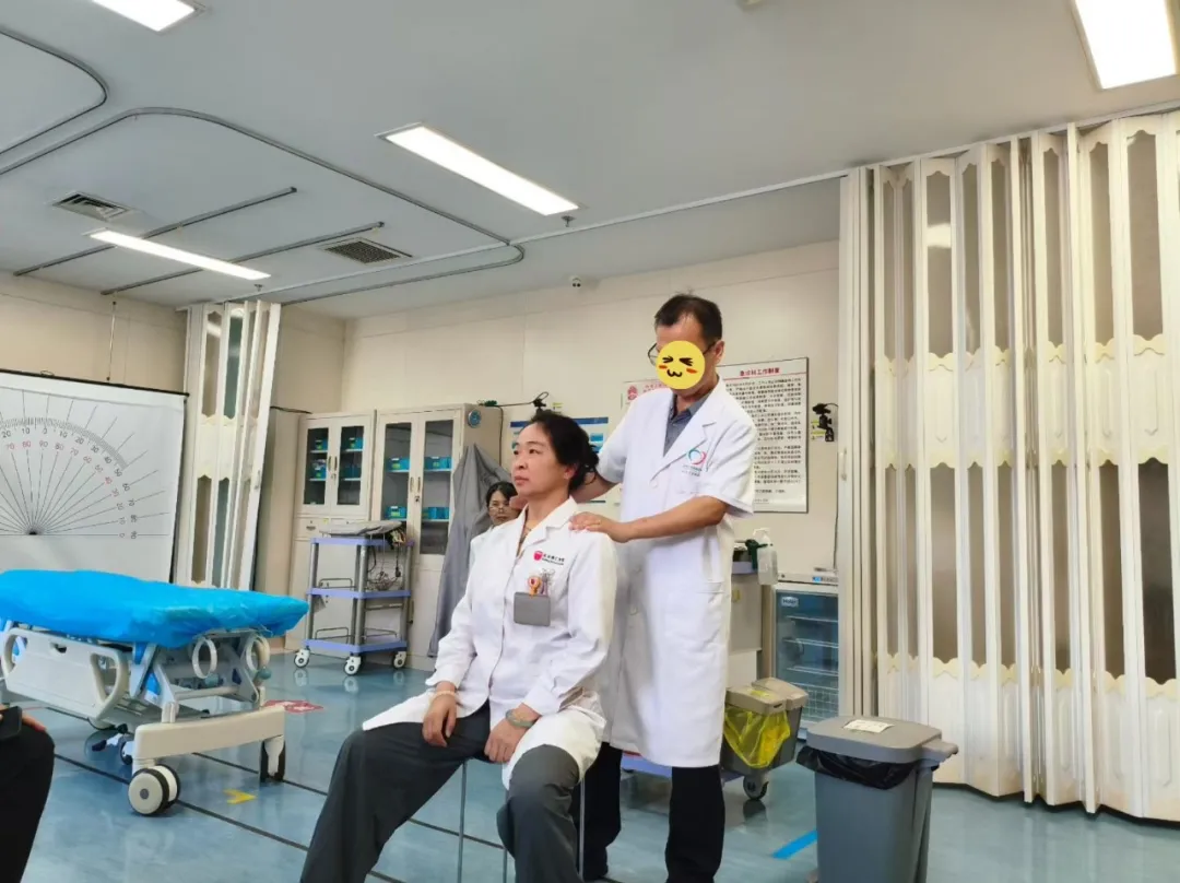 A Feng providing tuina massage therapy to a colleague at Beijing GOBROAD Boren Hospital