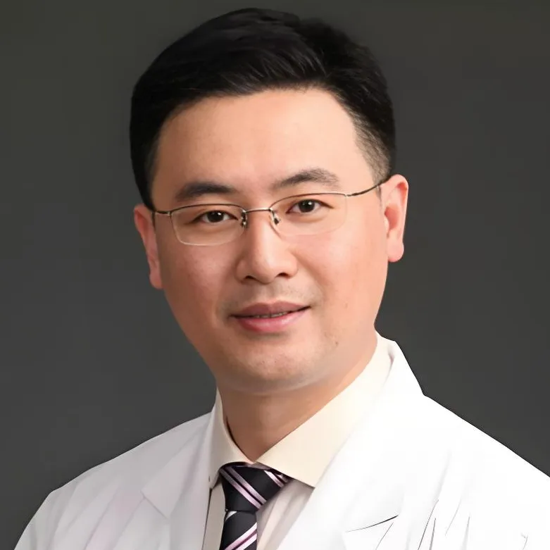 Prof. Shen Yijun, Chief Physician of Urology at Fudan University Shanghai Cancer Center and an invited expert at Shanghai GOBROAD Cancer Hospital