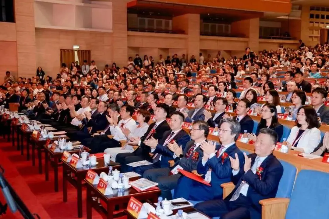 Attendees applauding during the plenary session of the 29th CSCO Annual Meeting in Jinan, Shandong