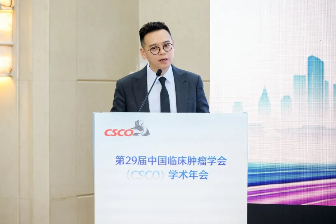 Prof. Zeng Hao of West China Hospital, Sichuan University, presiding over the CSCO 2026 prostate cancer session