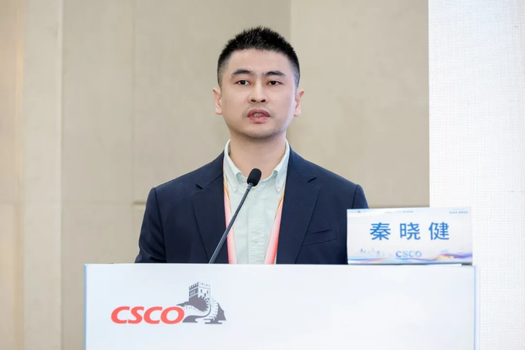 Prof. Qin Xiaojian of Fudan University Shanghai Cancer Center, an invited expert of Shanghai GOBROAD Cancer Hospital, presenting on biopsy diagnosis
