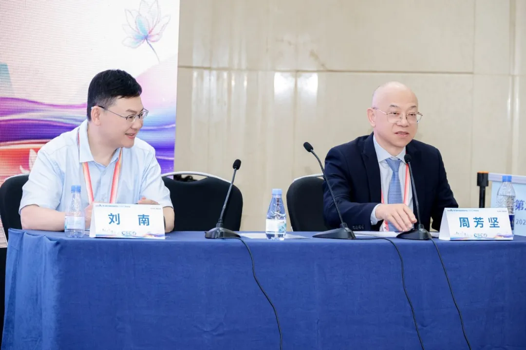 Prof. Zhou Fangjian of Sun Yat-sen University Cancer Center and Prof. Liu Nan of Chongqing University Cancer Hospital chairing the second session